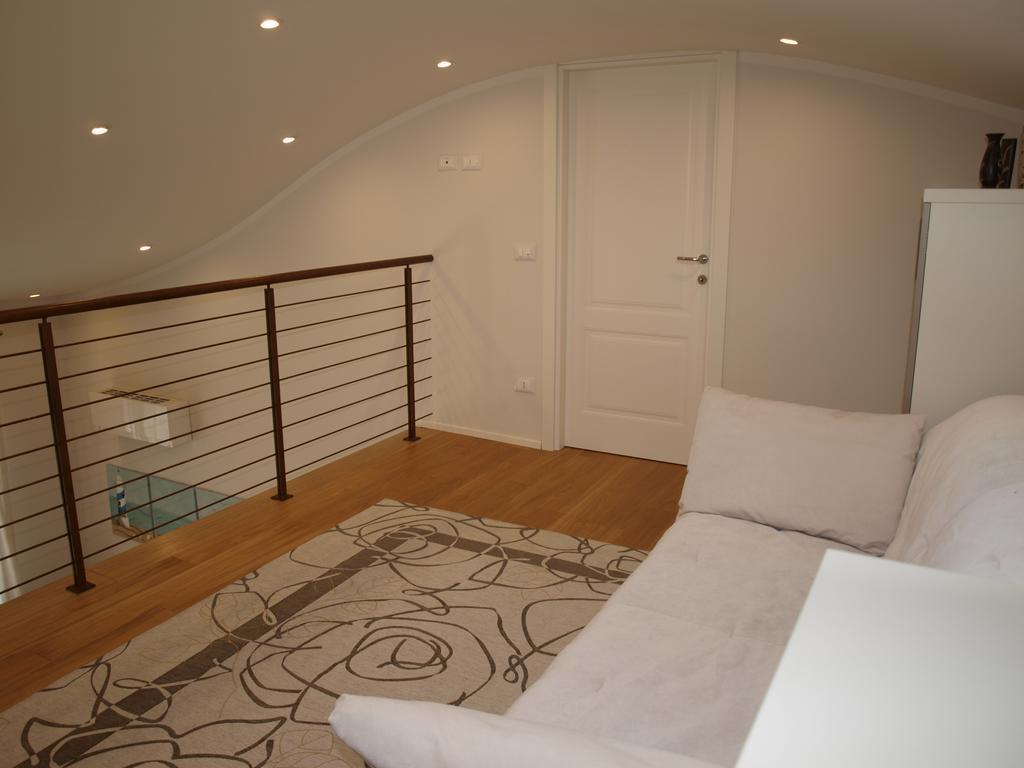 Il Pontile Holidays Apartment Марина-ді-П'єтразанта Номер фото