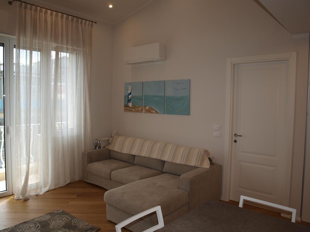 Il Pontile Holidays Apartment Марина-ді-П'єтразанта Номер фото