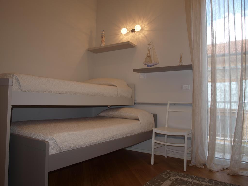 Il Pontile Holidays Apartment Марина-ді-П'єтразанта Екстер'єр фото